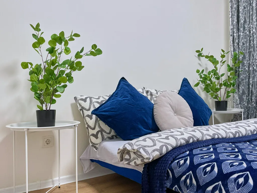 Уютная светлая трешка кухня отдельно, 2 балкона