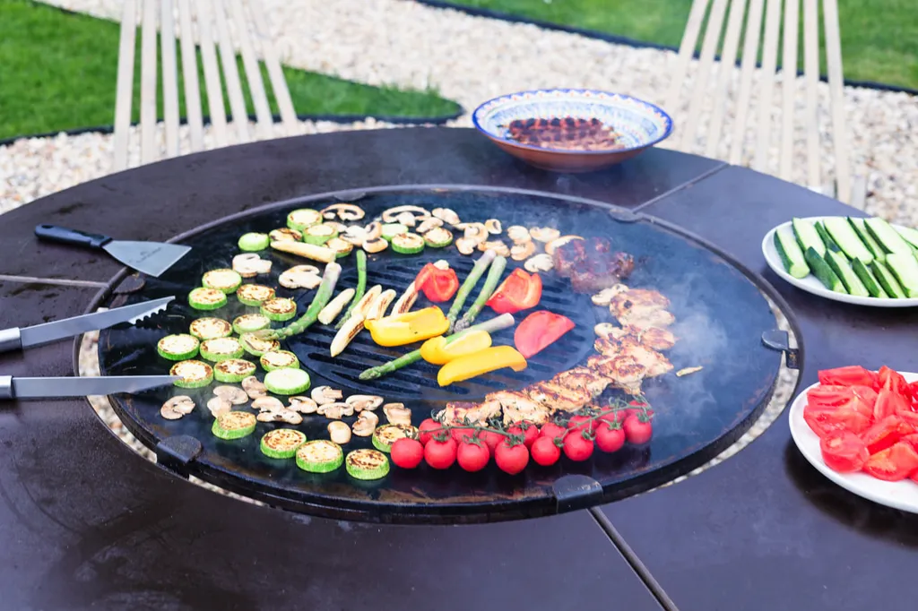 Белый дом на берегу водохранилища