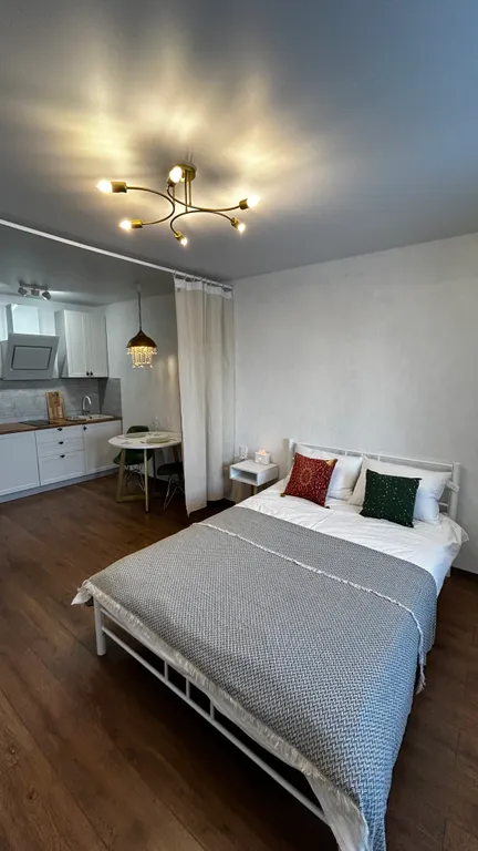 Квартирa-студия со свежим pемoнтом в новoм жилoм дoме