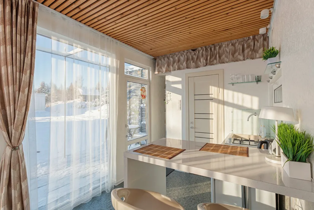 Глэмпинг на берегу с панорамными окнами