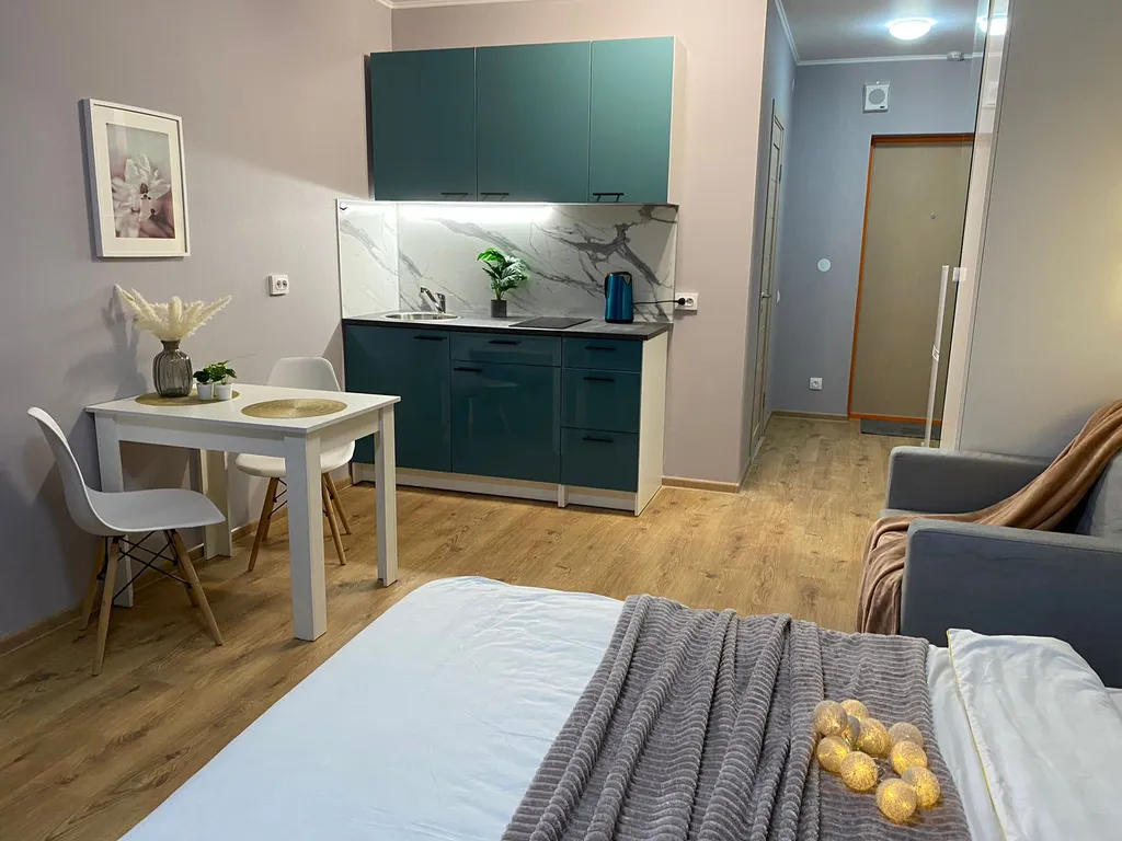 Студия с видом на город