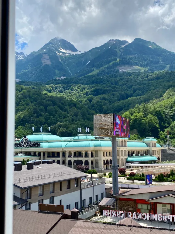 Белые горошины с видом на Marriott, горы, казино