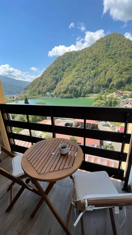 Шикарный вид на озеро и горы