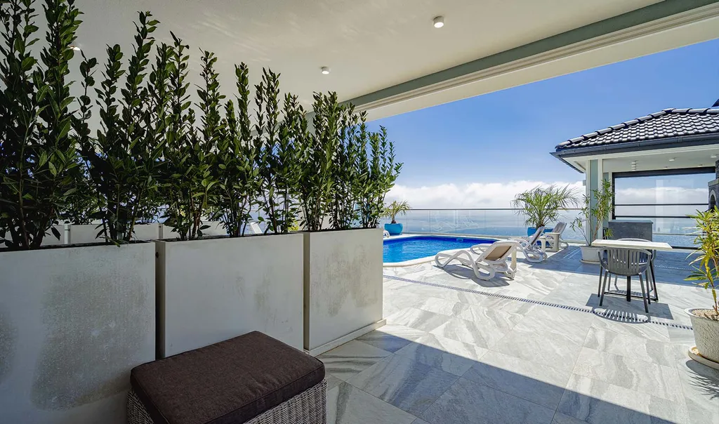 Полулюкс с выходом к бассейну и террасой