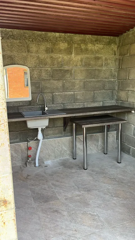 Новый дом в тихом месте недалеко от центра города