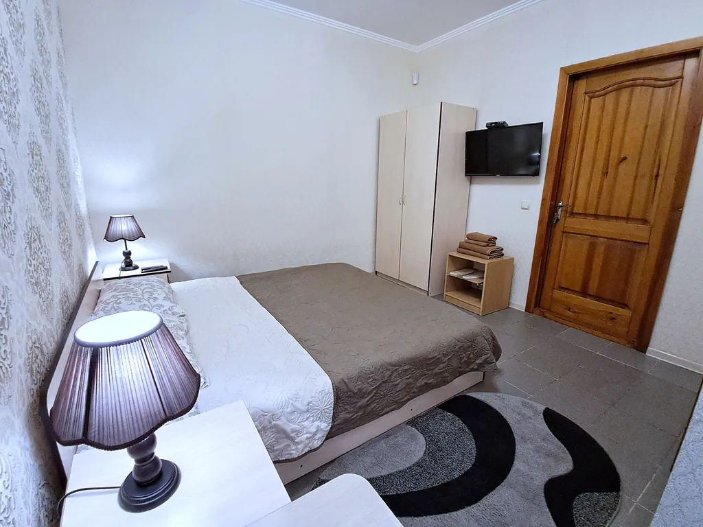 Номер в сердце города.Главный пр-т Азовский-2 мин.Набережная,пляж-5мин