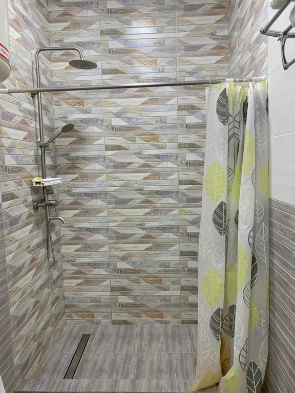 Первый этаж двухэтажного дома, с отдельным входом и общим двором