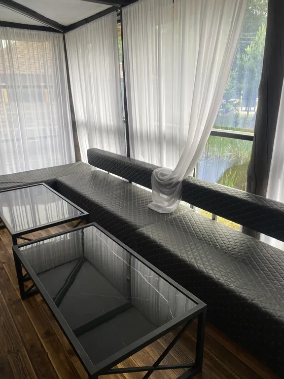 Деревенский дом с баней и террасой на берегу водоема