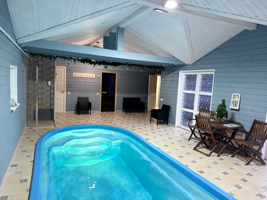 Загородный домик с бассейном и сауной