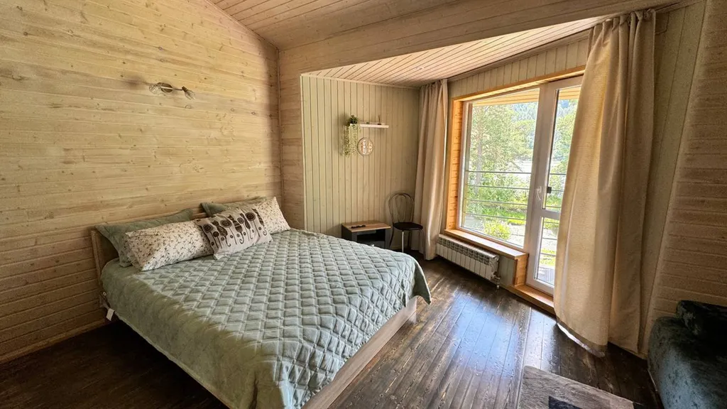 Современная студия на берегу реки