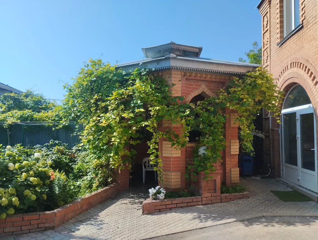 Жилой дом с баней и бассейном