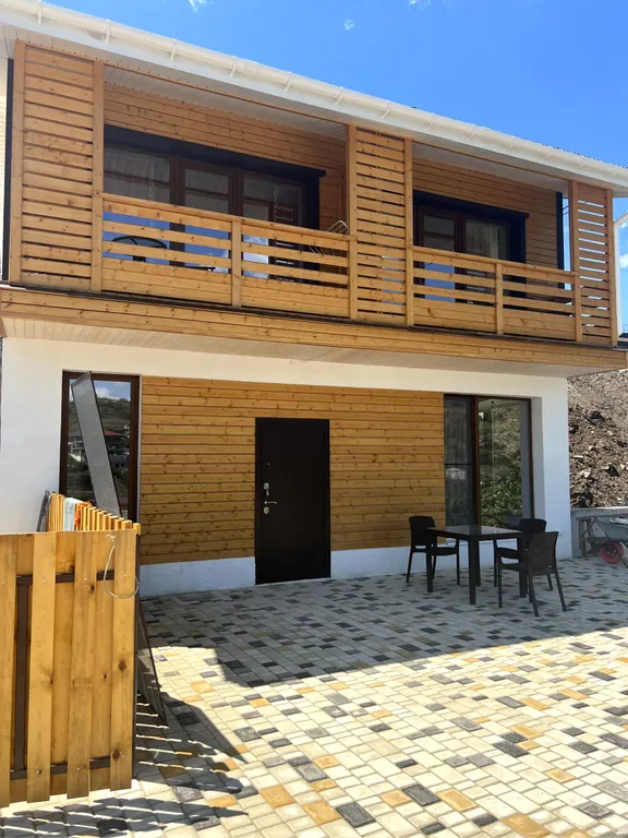 Дом с тремя апартаментами с видом на горы и море