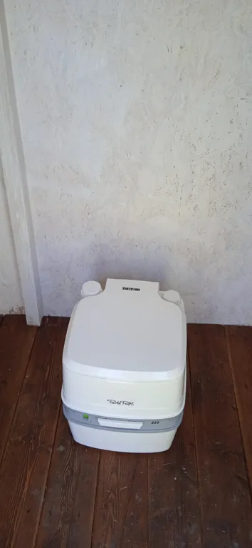 Юрта с панорамным окном и видом на горы