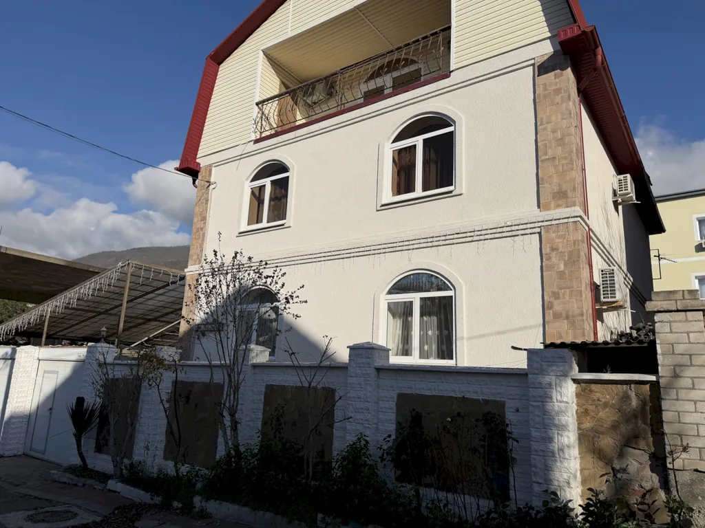 Дом с террасами и видом на море, рядом с центром