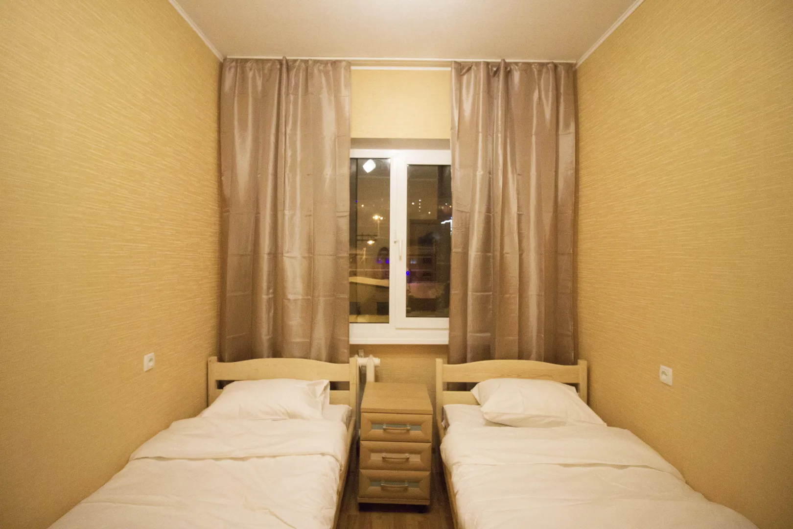 Две кровати легко трансформируются в широкую двуспальную кровать.