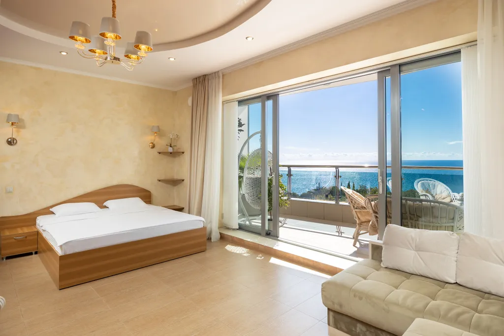 Квартира с бассейном и видом на море