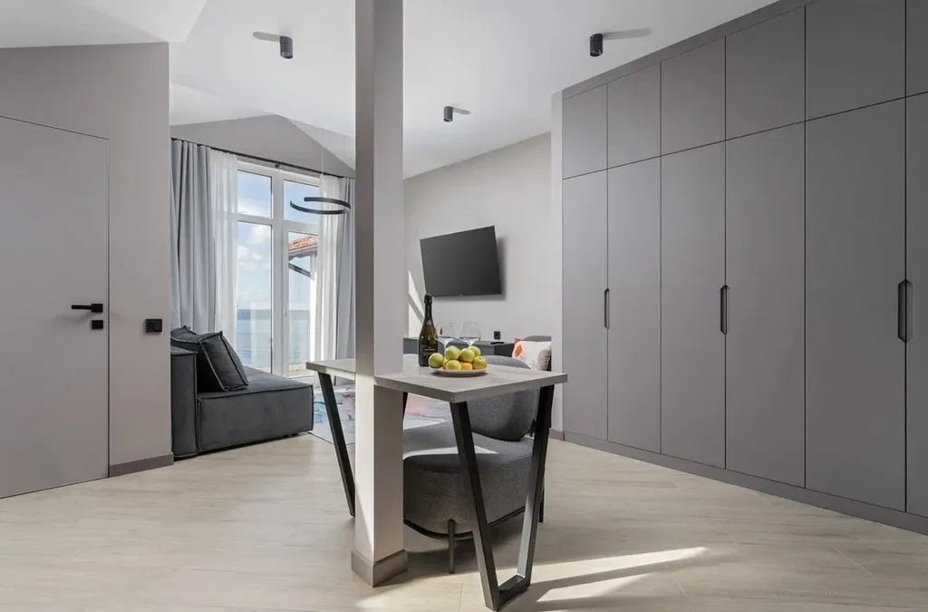 Современная квартира с панорамным видом на море