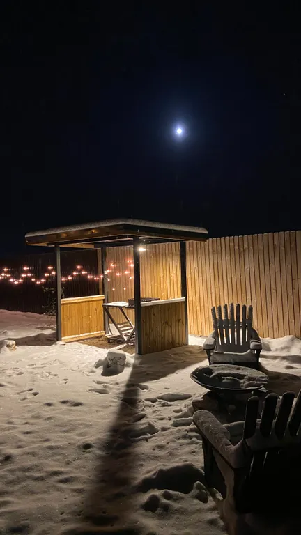 Gray дом в стиле барнхаус с видом на лес