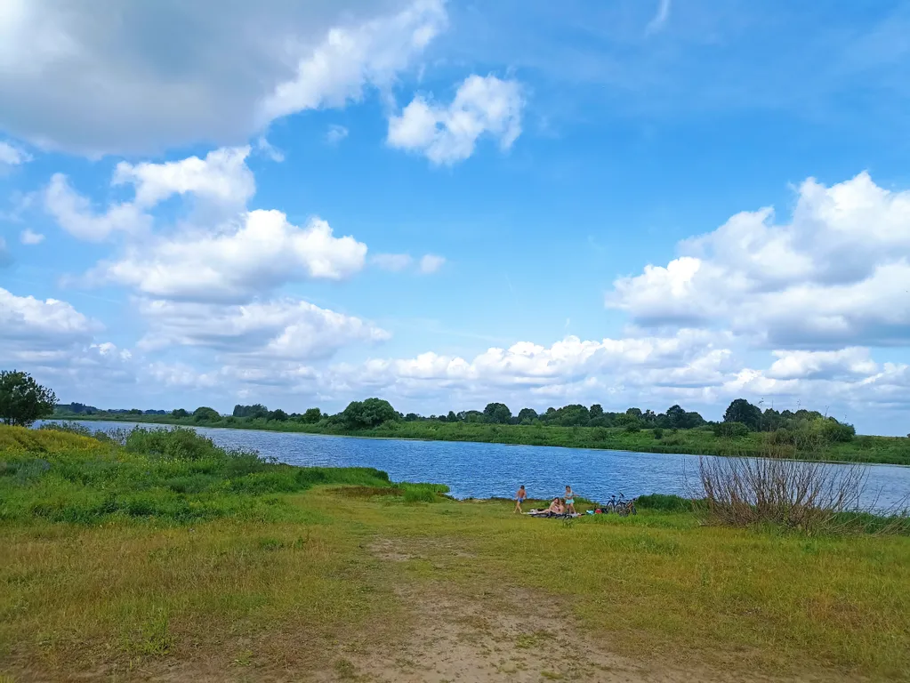 Уютный домик рядом с озером