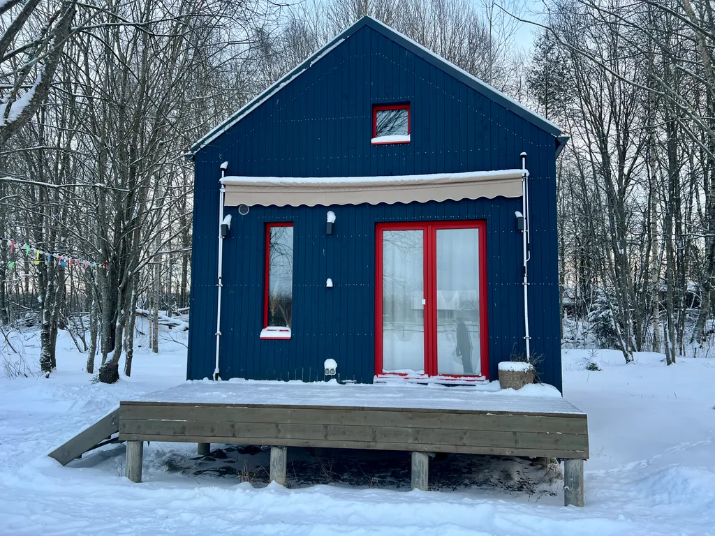 Синий домик в поле