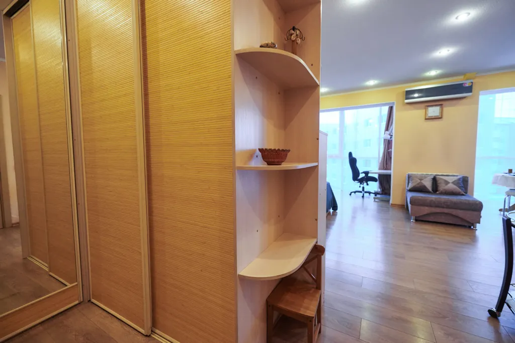 Уютная современная студия с удобным рабочим местом