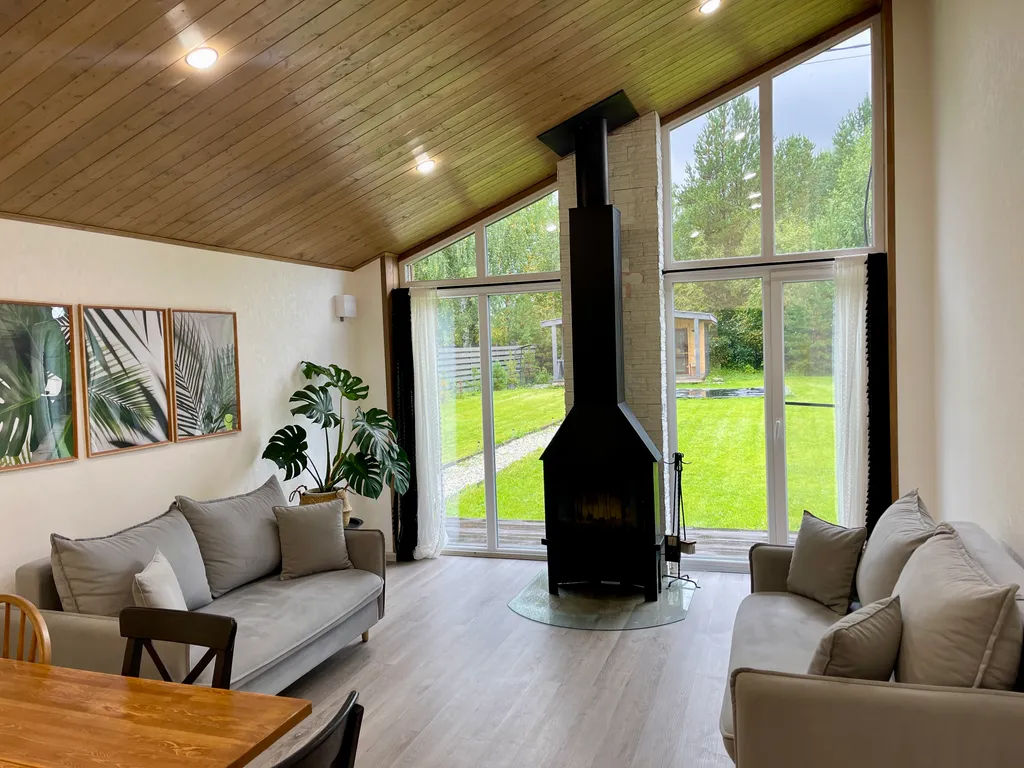 Вместительный уютный дом с камином, русской баней и банным чаном