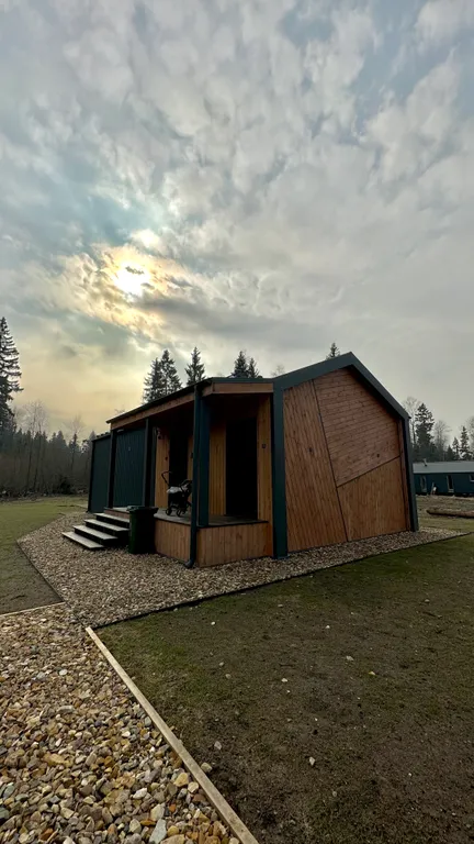 Дом с мольбертом