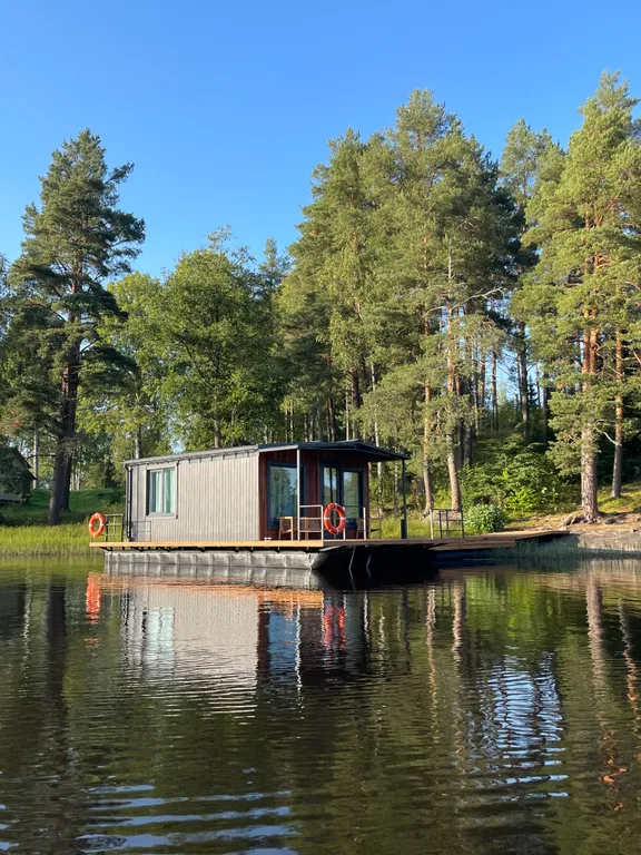 Дом на воде, хаусбот в Карелии