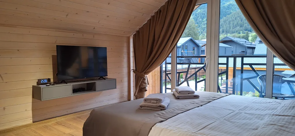 Двухэтажный домик с красивым видом на горы