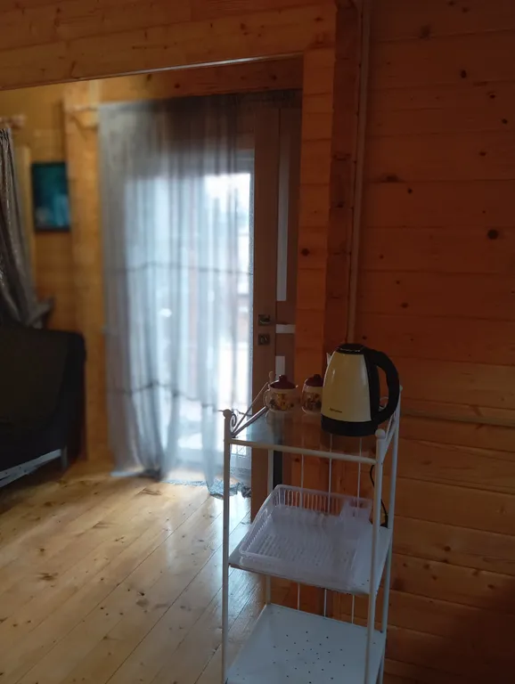 Деревянный дом на море