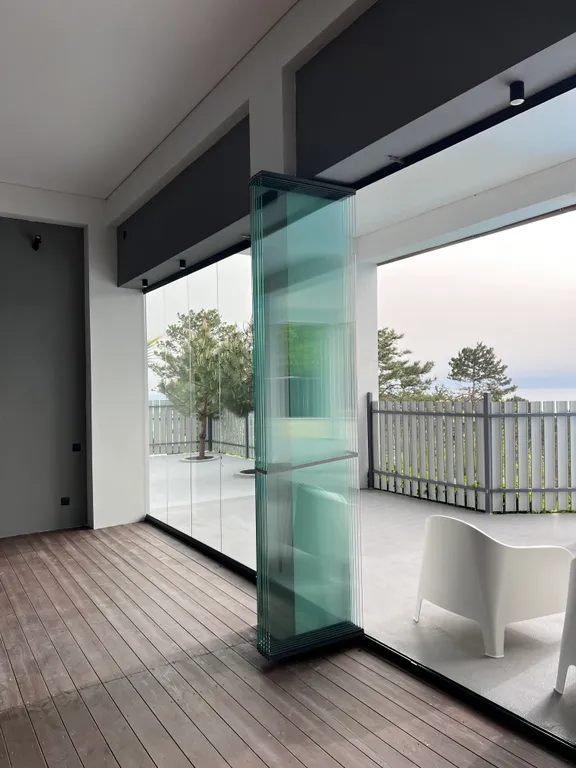 Gide villa посреди леса с видом на море