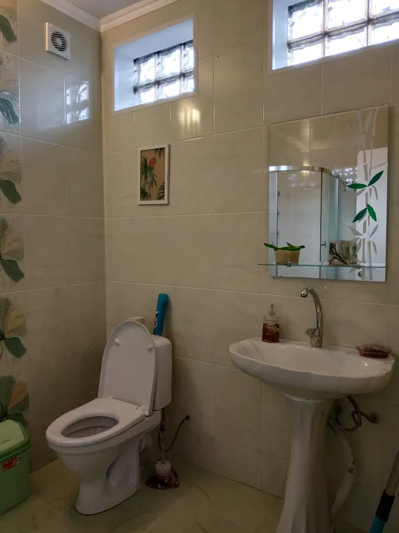 Отдельно стоящий коттедж из двух комнат, кухни и террасы