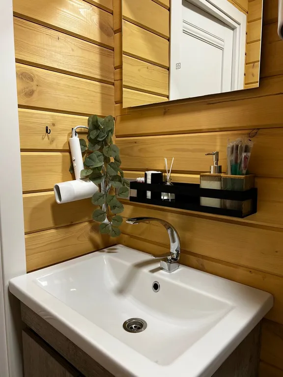 Уютный домик Karhumökki в окружении соснового леса и озер, у Игоры