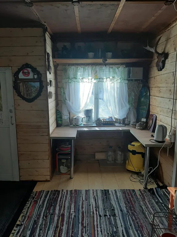 Деревенский дом у озера