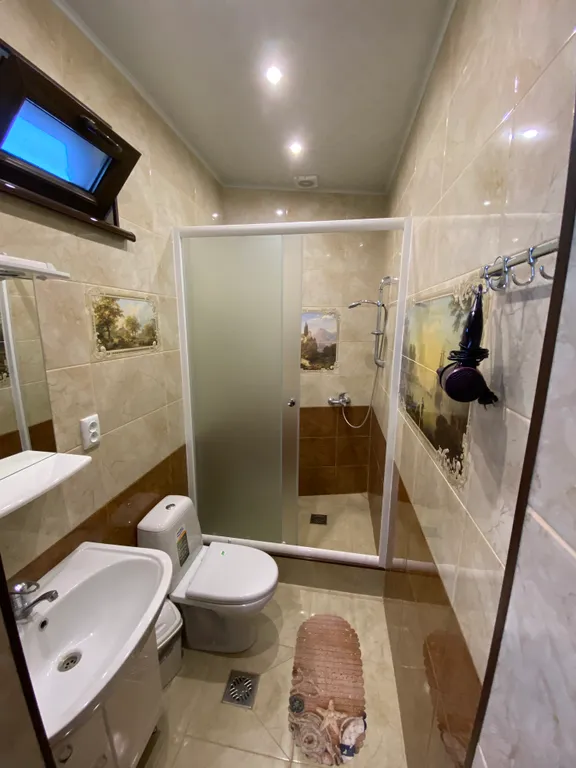 Этаж в гостевом домике в центре под ключ