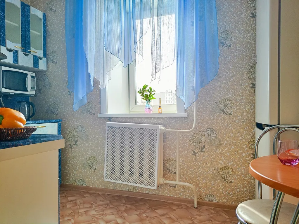 Двуспальная кровать + диван, центр. Отчетные документы,интернет