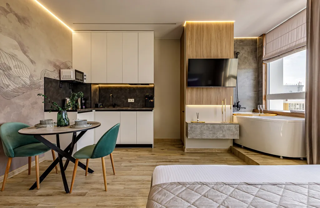 VIP-студия с роскошной ванной у панорамного окна