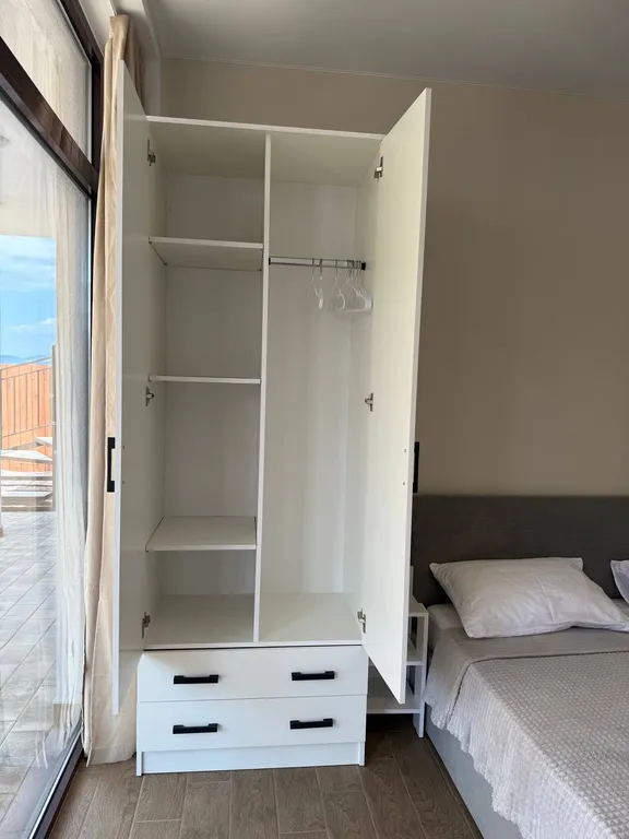 Апартаменты с теплым бассейном и видом на море и горы.