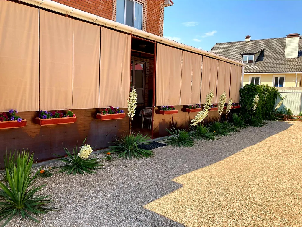 Спальня, кухня с диваном, веранда