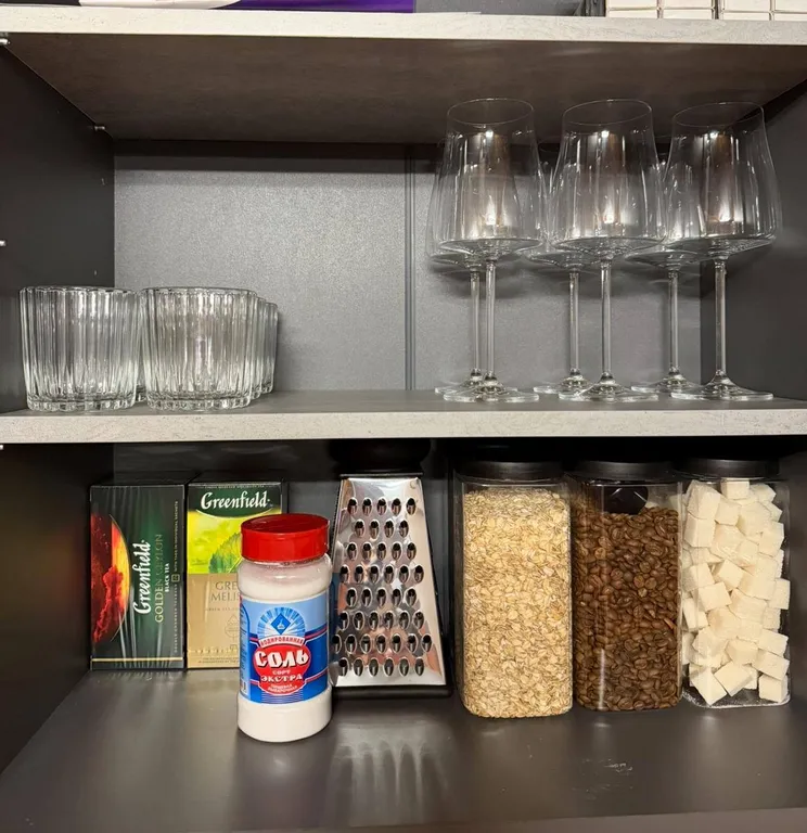 Уютный афрейм в березовом лесу