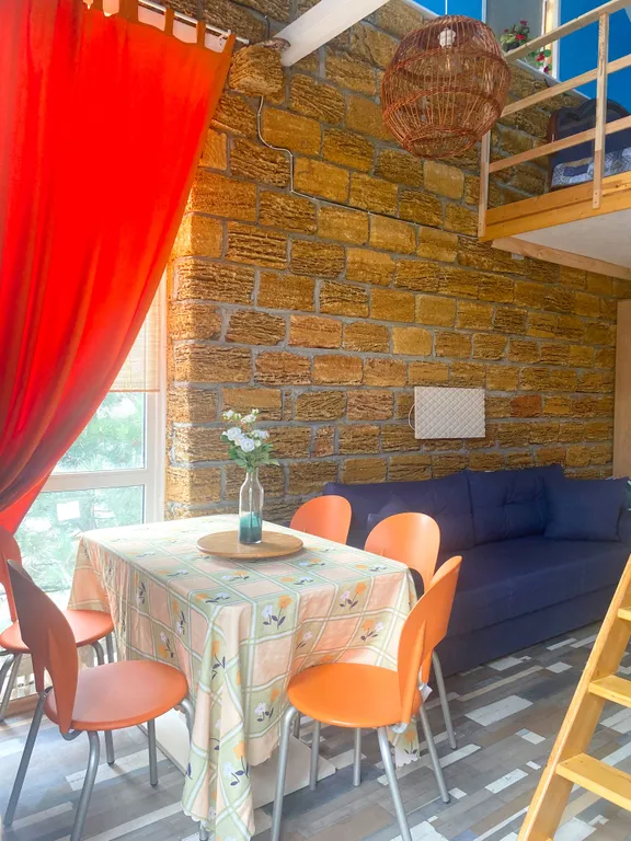 Дом с подогреваем бассейном, зоной отдыха в самом центре Новороссийска