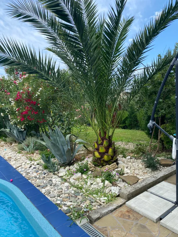 Дом в живописной деревне у моря с бассейном