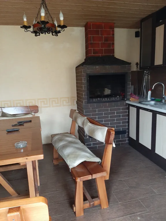 Дом с басейном и беседкой