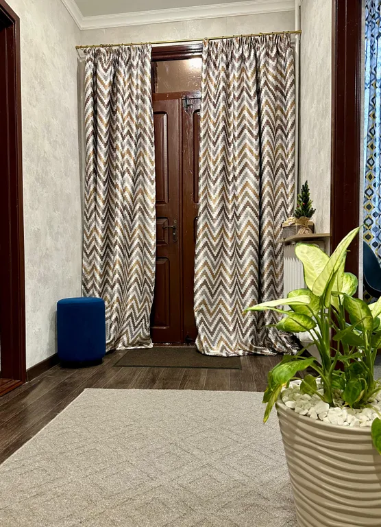 Светлая, чиста квартира в центре Владикавказа. Парковки во дворе  нет.