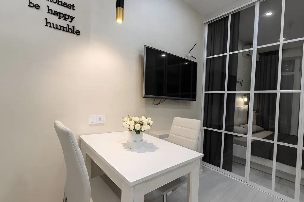 Светлая студия с бассейном на территории