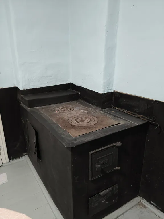 Уютный домик с дровяной печью