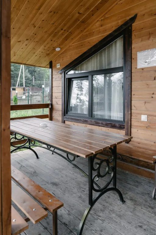 Домик с уютной террасой с красивым видом на горы