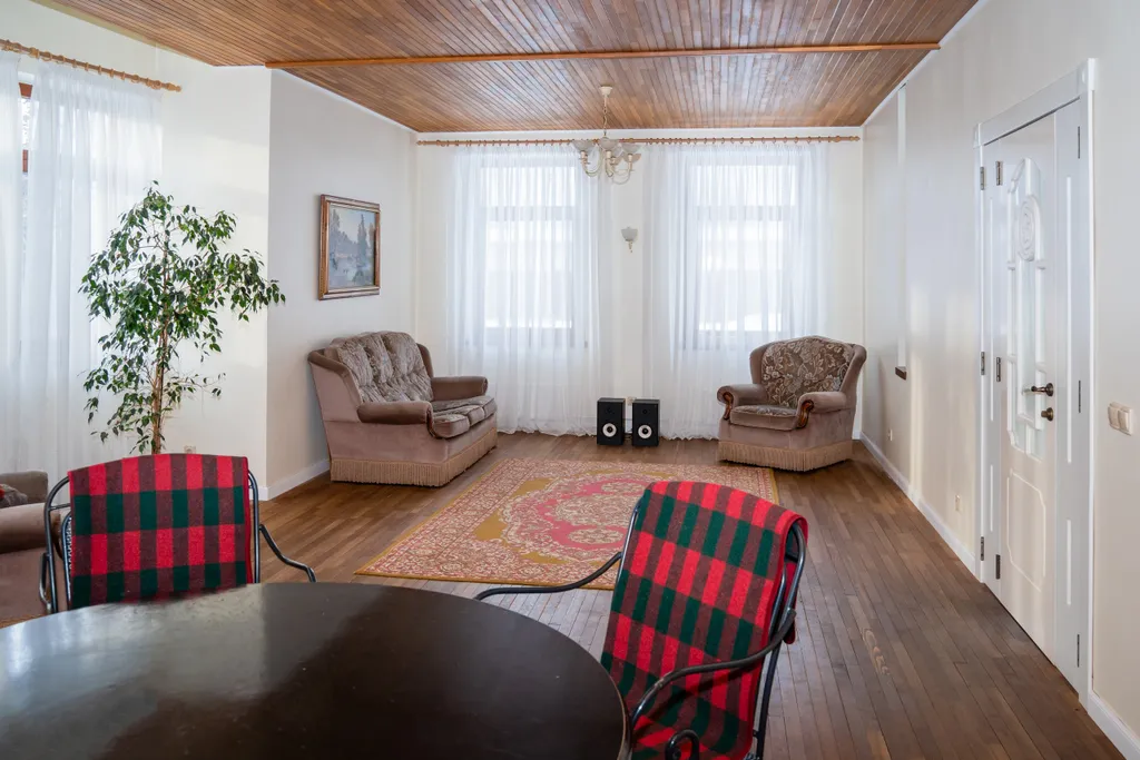 Уютный дом в окружении леса