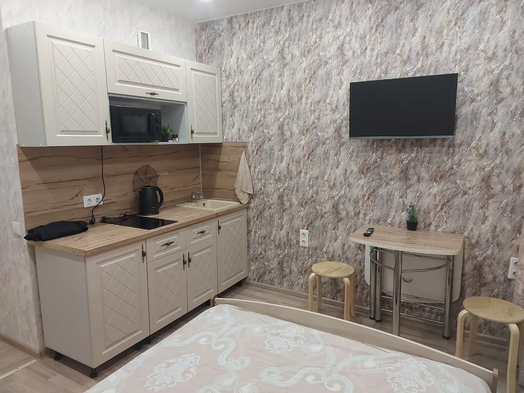 Сдaм квapтиpу-студию пocуточно в мкр. Юбилейный, 117/1.