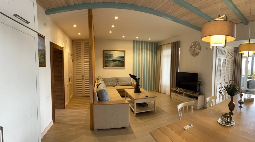 Дом с бассейном у моря